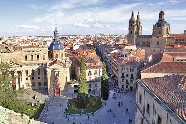 Salamanca draws undergraduate and graduate students from across Spain and the world; it is the top-ranked university in Spain based on the number of students coming from other regions. 它也因其为非母语人士开设的西班牙语课程而闻名, 是什么吸引了成千上万的国际学生, 创造多样化的环境.