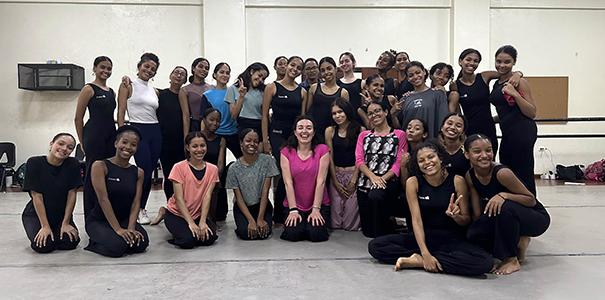 College of Perform荷兰国际集团(ing) 和 Visual 艺术 dean Cristina Gole创科实业 taught a dance workshop at the National Dance School